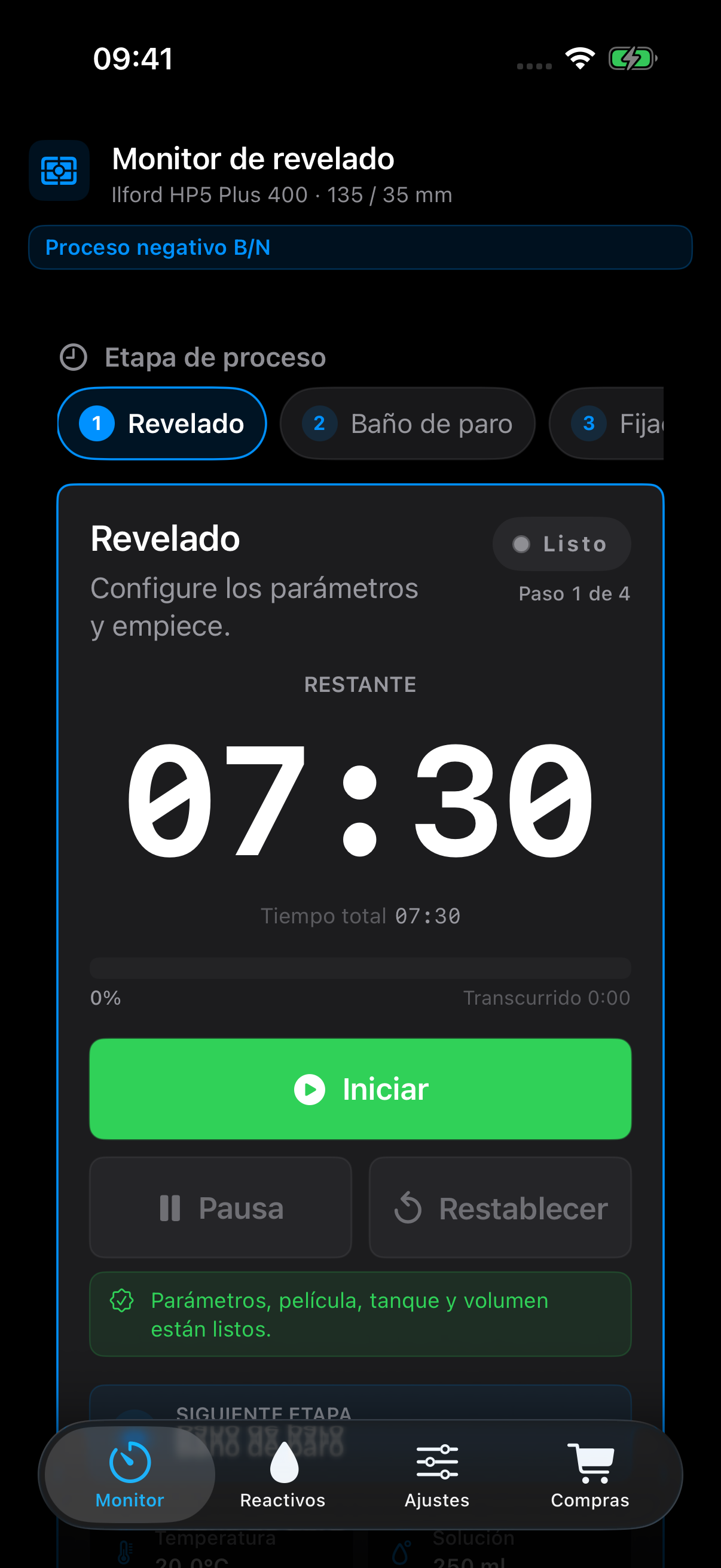 Etapa en curso de FilmDevMonitor en una pantalla oscura y sobria, adecuada para el cuarto oscuro.