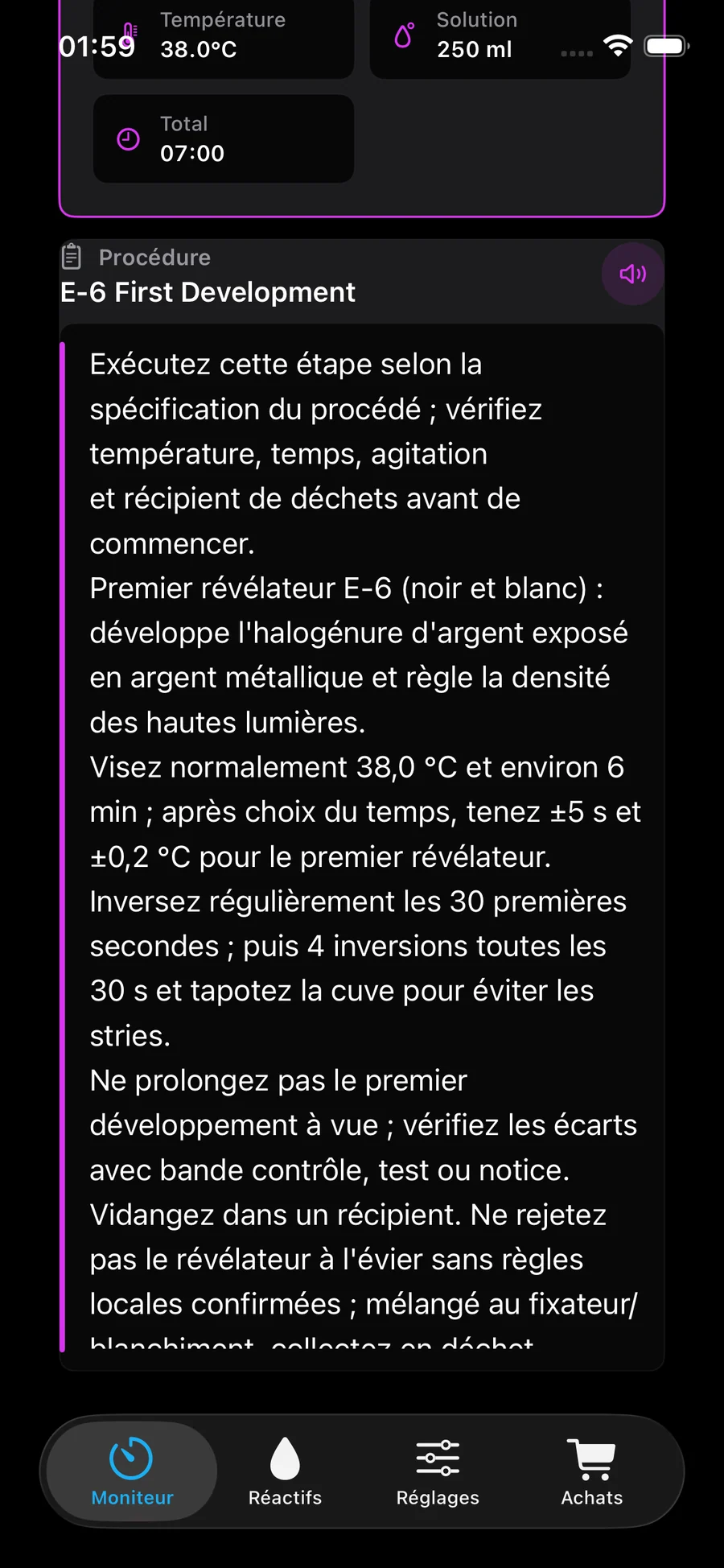 FilmDevMonitor affiche l'étape active dans une interface sombre adaptée à la faible lumière.